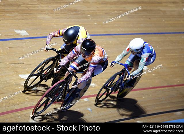 19 November 2022, Berlin: Cycling/Track: Champions League, 2nd stop, women's sprint, Martha Bayona Pineda (l-r) of Colombia
