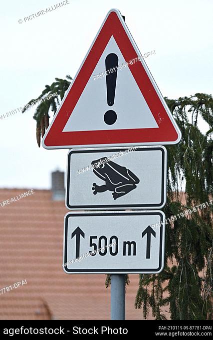 07 January 2021, Saxony, Leipzig: Attention! A frog on a sign in the Leipziger Neuseenland in the southern region of Leipzig draws the attention of motorists to...