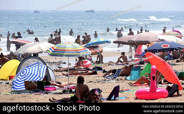 13 August 2020, France, Marseillan: Bathers in the warm Mediterranean Sea in Marseillan Plage. Photo: Waltraud Grubitzsch/dpa-Zentralbild/ZB