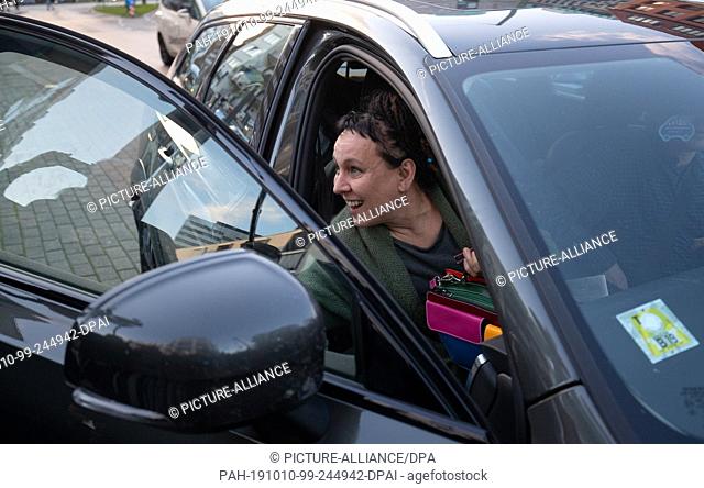 10 October 2019, North Rhine-Westphalia, Bielefeld: Polish author Olga Tokarczuk gets out of a car in the run-up to a reading