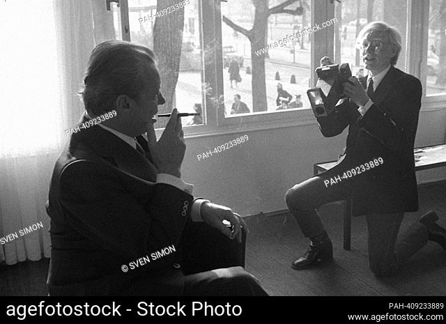 ARCHIVE PHOTO: The SPD turns 160 on May 23, 2023, ART/Politics Andy WARHOL(r.), USA, artist, portraying ex-Chancellor Willy BRANDT(SPD) with an instant camera