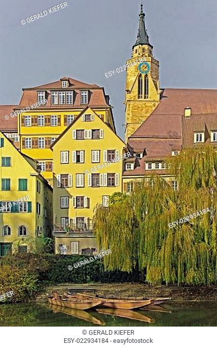 Stocherkähne auf dem Neckar in Tübingen
