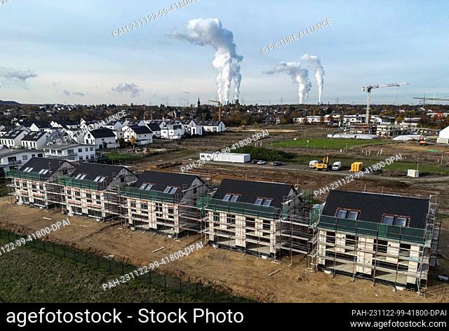 22 November 2023, North Rhine-Westphalia, Bergheim: Terraced houses under construction in Glessen, a district of Bergheim
