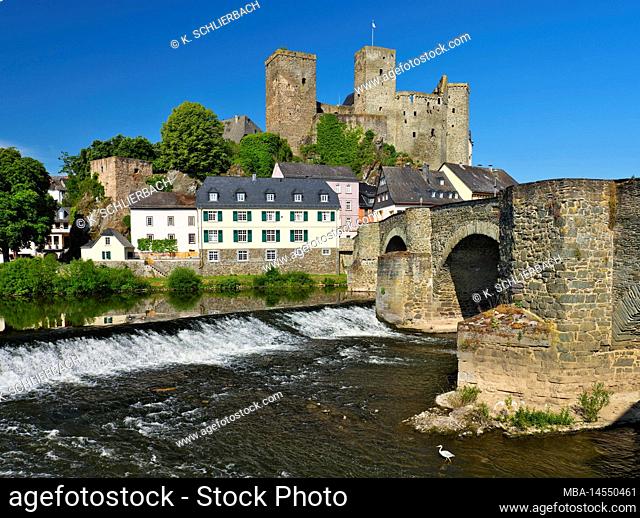 Europe, Germany, Hesse, Central Hesse, Hesse-Nassau, Taunus, Westerwald, Lahn, Runkel on the Lahn, historic stone bridge, Lahn weir, fishing gray heron
