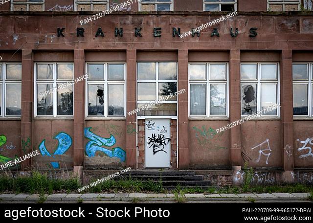 05 July 2022, Saxony, Chemnitz: The main entrance to a former hospital in Chemnitz looks dilapidated. The historic building housed the corporate headquarters of...