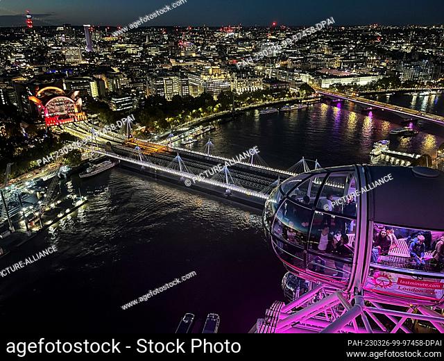 28 October 2022, Great Britain, London: View from the London Eye Ferris wheel to the illuminated Charing Cross Railway Station. Photo: Jan Woitas/dpa