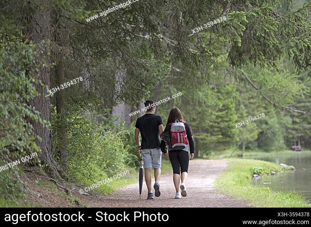 couple se promenant au bord du Lac de Dobbiaco, Region du Trentin-Haut-Adige, Tyrol du Sud, Italie, Europe du Sud/couple walking along the Toblacher See...