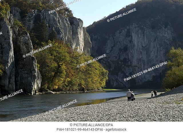 21 October 2018, Bavaria, Weltenberg: Excursionists enjoy the sunny autumn weather at the Danube breakthrough near Weltenburg Monastery