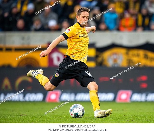 30 November 2019, Saxony, Dresden: Soccer: 2nd Bundesliga, SG Dynamo Dresden - Holstein Kiel, 15th matchday, in the Rudolf Harbig Stadium