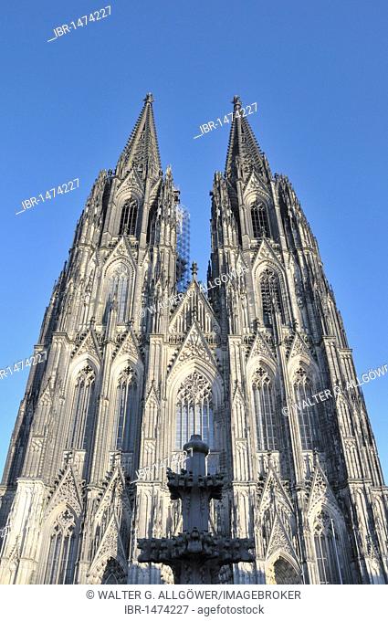 West facade of Cologne Cathedral, in front of a model of the finial, symbol of the completion of the cathedral, Cologne, North Rhine-Westphalia, Germany, Europe