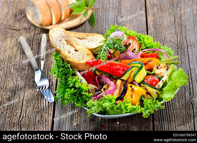 Buntes, gemischtes Gemüse vom Grill auf Lollo bionda dazu frisches Ciabattabrot - Mixed grilled vegetables on lollo bionda salad served with Italian ciabatta...