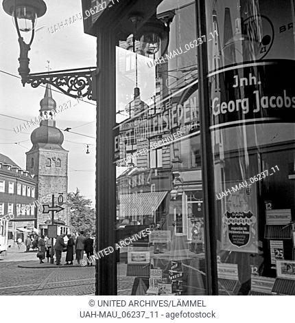 Die evangelische Stadtkirche in Remscheid Lennep spiegelt sich im Schaufenster des Zigarrengeschäfts Mühlensiepen, Deutschland 1930er Jahre