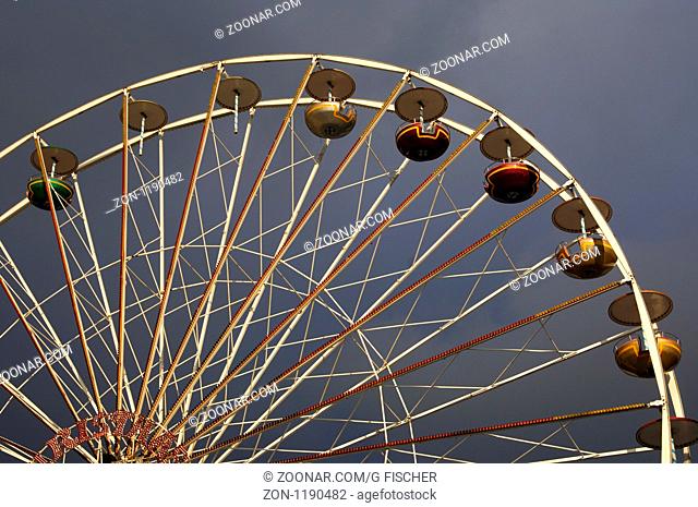 Leere Gondeln an einem Riesenrad / Vacant gondolas of a giant wheel