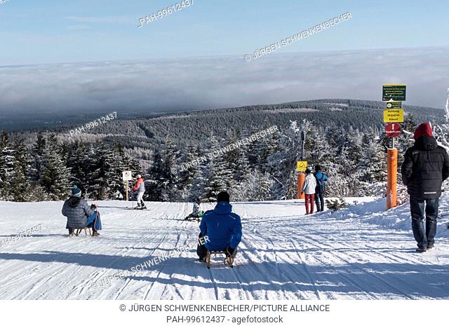 Tourists sled on their sleds on 07.02.2018 from Fichtelberg (1.215 meters) into the valley. (07 February 2018) | usage worldwide