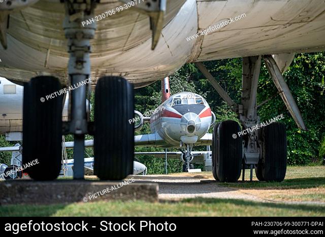 04 June 2023, Rhineland-Palatinate, Hermeskeil: A Tupolev TU-134A, is seen behind the landing gear of a BAC Vickers VC 10 at the Hermeskeil aircraft exhibition