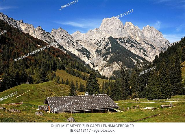 Bindalm, mountain pasture with hut built 1886, Muehlsturzhoerner mountains at back, Hintersee near Ramsau, Upper Bavaria, Bavaria, Germany, Europe