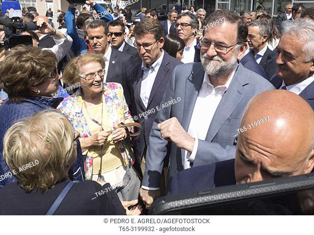 Mariano Rajoy, who spends a few days vacationing in Galicia, moves to the town of Chantada Lugo. In the image Rajoy greets some women in Chantada