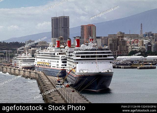 26 October 2021, Spain, Teneriffa: The cruise ships Bolette (r), Borealis (M) and a smaller ship of the Fred. Olsen Cruise Lines are in port off Santa Cruz de...