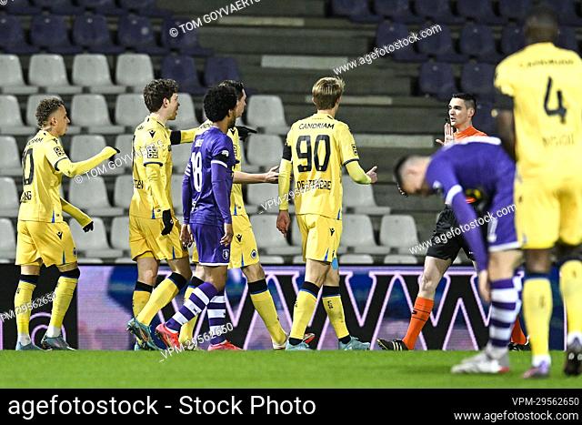 referee Bert Put in discussion with the Club Brugge players after a VAR check during a soccer match between Beerschot VA and Club Brugge