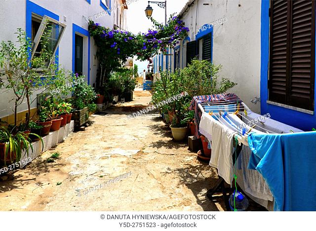 narrow streets and characteristic Algarvian architecture, Old Town of Ferragudo, Lagoa, Algarve, Portugal, Europe