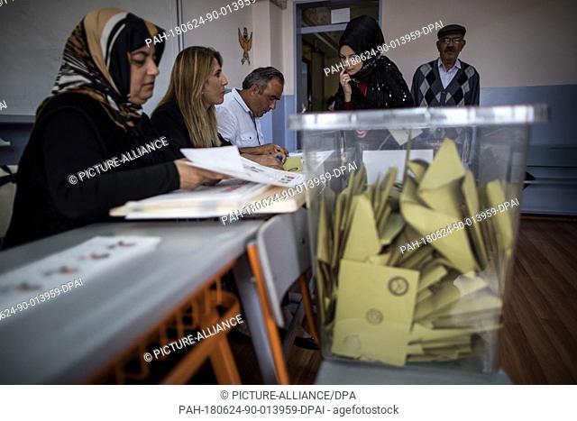 People cast their votes at a polling station in Istanbul, Turkey, 24 June 2018. The country is holding snap twin elections. Photo: Oliver Weiken/dpa