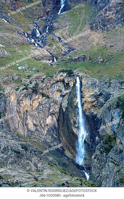 Cascada de Marmorés. Valle de pineta. Parque Nacional de Ordesa y Monte Perdido. Pirineos. Huesca. España