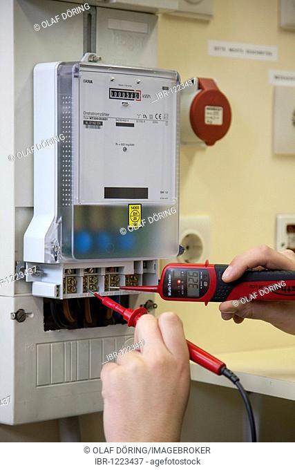 Voltage tester, voltage measurement on a meter