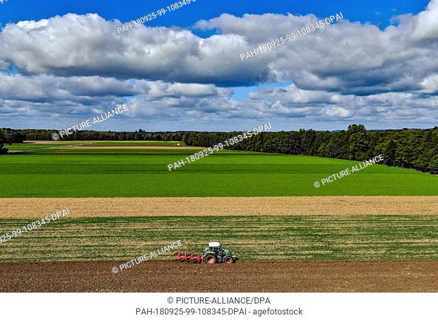 25 September 2018, Bavaria, Geisling: A tractor ploughs a field (pick-up with drone). Photo: Armin Weigel/dpa. - Geisling/Bavaria/Germany