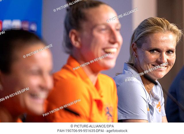 06 July 2019, France (France), Décines-Charpieu: Football, women: World Cup, national team, Netherlands, final press conference: Sarina Wiegman (r-l)