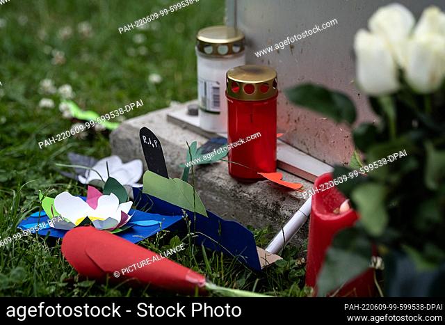 09 June 2022, Hessen, Bad Arolsen: Candles and handmade flowers lie in front of a stele at the Kaulbach secondary school in Bad Arolsen, northern Hesse
