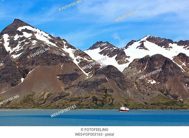South Georgia, United Kingdom, British Overseas Territories, South Atlantic Ocean, Fortuna Bay, Whistle Cove, View of sea with mountains in background