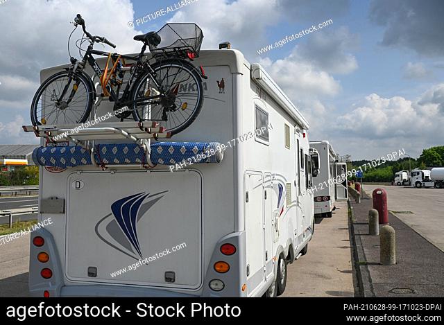 25 June 2021, Brandenburg, Linthe: Two motorhomes are parked at a rest area on the A9 motorway. Holidays in one's own country and with one's own or borrowed...