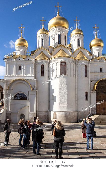 TOURISTS LOOKING AT THE CATHEDRAL OF THE ANNUNCIATION, THE IMPERIAL FAMILY'S PRIVATE CHAPEL IN THE TIME OF THE CZARS, ORTHODOX RELIGION, CATHEDRAL SQUARE