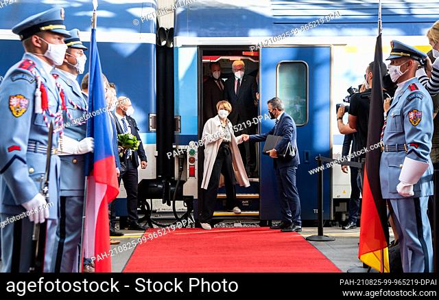 25 August 2021, Czech Republic, Prag: Federal President Frank-Walter Steinmeier and his wife Elke Büdenbender arrive at Prague main station after travelling by...