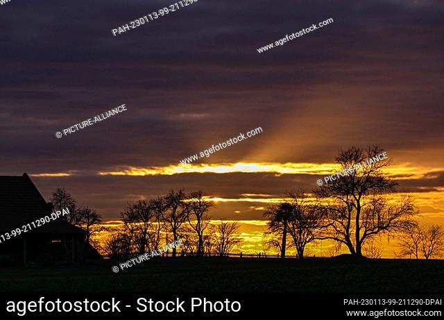 13 January 2023, Brandenburg, Lietzen: Colorful sunset shines over the landscape in eastern Brandenburg. Photo: Patrick Pleul/dpa