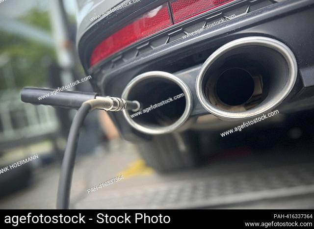 Exhaust gas measurement on a combustion car, diesel, diesel vehicle, probe, measuring probe, measurement, exhaust gases, exhaust, tailpipes