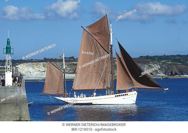 Sailing ship, vintage, two masters, sailing, sea, harbor entrance, Camaret sur Mer Harbour, Brittany, France, Europe