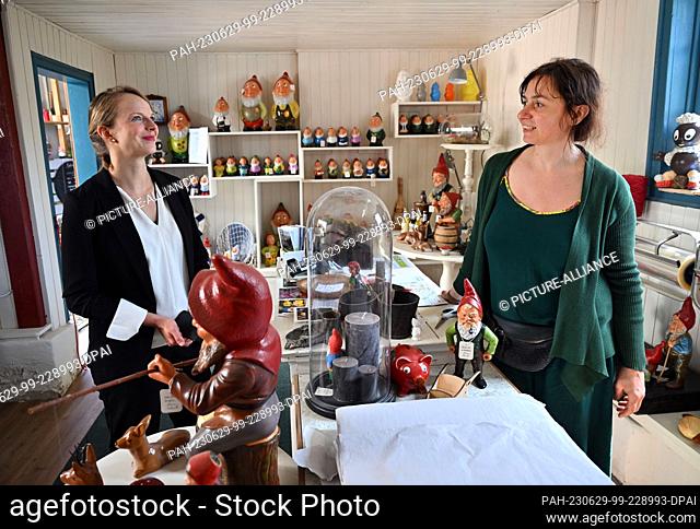 29 June 2023, Thuringia, Geratal: Tina Beer (Die Linke, l), Secretary of State for Culture in Thuringia, visits Helma Ortmann (r) at the Zwergstatt manufactory...