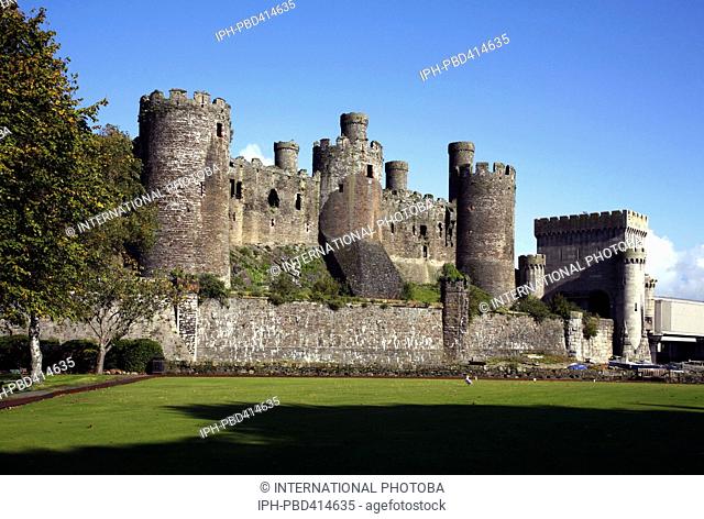 Wales Gwynedd Conwy The massive castle build by King Edward 1st overlooks the Conwy (Conway) Estuary Peter Baker