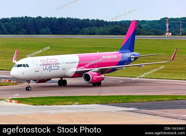 Luton, Vereinigtes Königreich - 8. Juli 2019: Ein Airbus A321 der Wizzair mit dem Kennzeichen HA-LXU auf dem Flughafen London Luton (LTN) im Vereinigten...