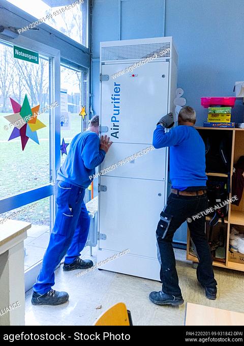 01 February 2022, North Rhine-Westphalia, Bonn: An air filtration unit is installed in a classroom at the Förderschule Derletalschule