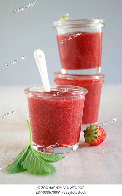 strawberry chia marmalade ( sugar-free)