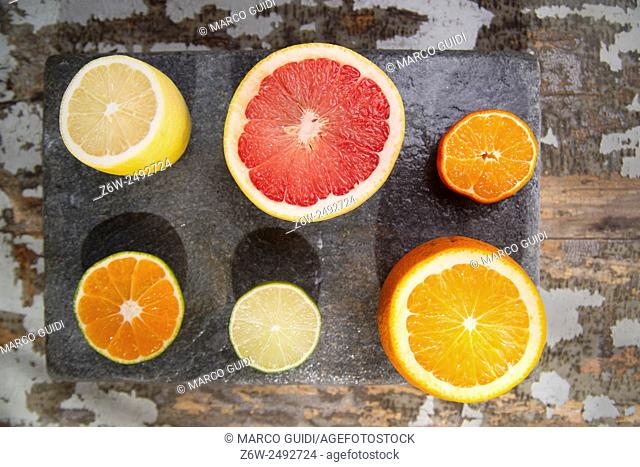 Presenting a blend of citrus slices of different types