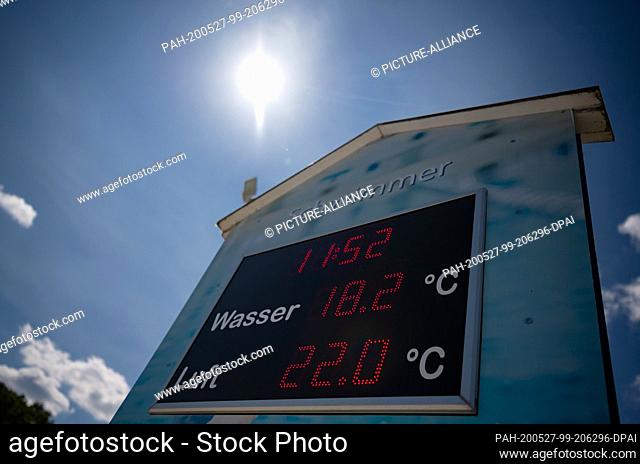 27 May 2020, Brandenburg, Kleinmachnow: The temperature display in the outdoor pool in Kiebitzberge shows a water temperature of 18