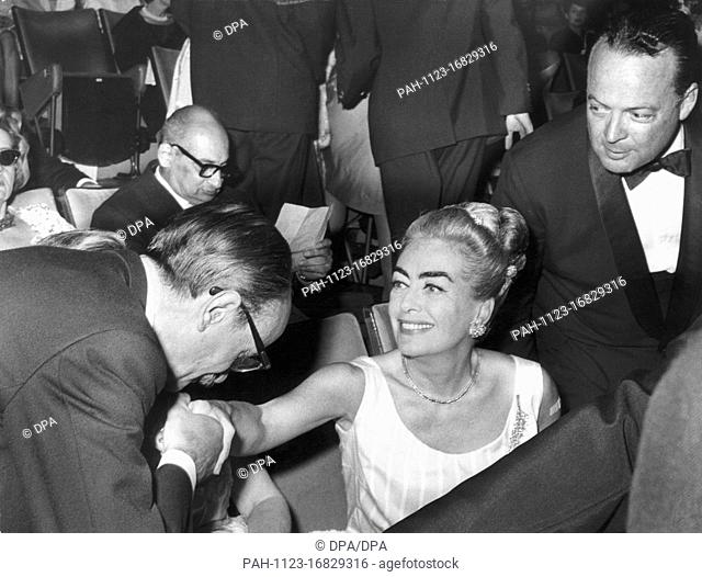 State Secretary Dr. Felix von Eckardt (l) welcomes the US actress Joan Crawford at a reception at the Zoo-Palast on the occasion of the XIII International Film...