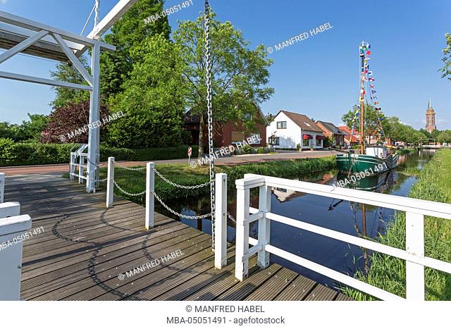 Westrhauderfehnkanal (canal), boat 'Tjalk Engelina', bascule bridge in front of Fehn and maritime museum in Westrhauderfehn, Rhauderfehn, Overledingerland