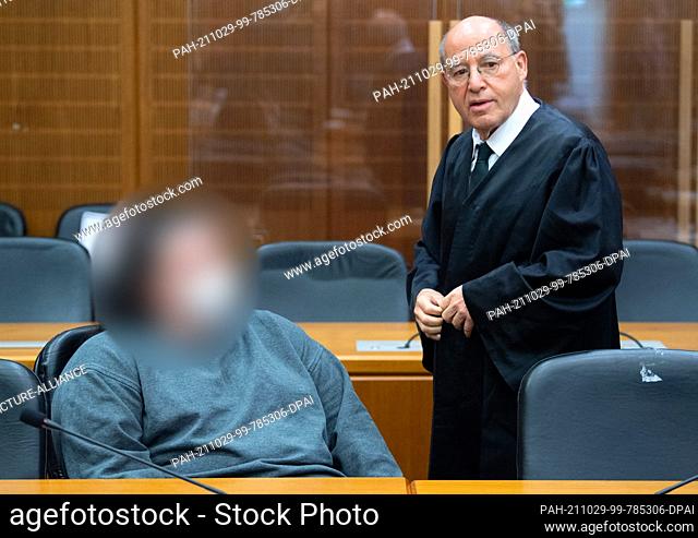 29 October 2021, Hessen, Frankfurt/Main: The accused Kim Teresa A. talks to her defense lawyer Gregor Gysi. The prosecution accuses the 32-year-old of staying...