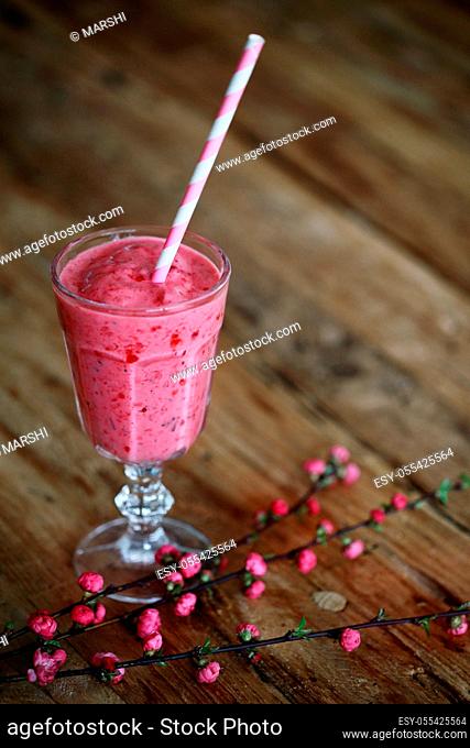 strawberry shake, smoothie