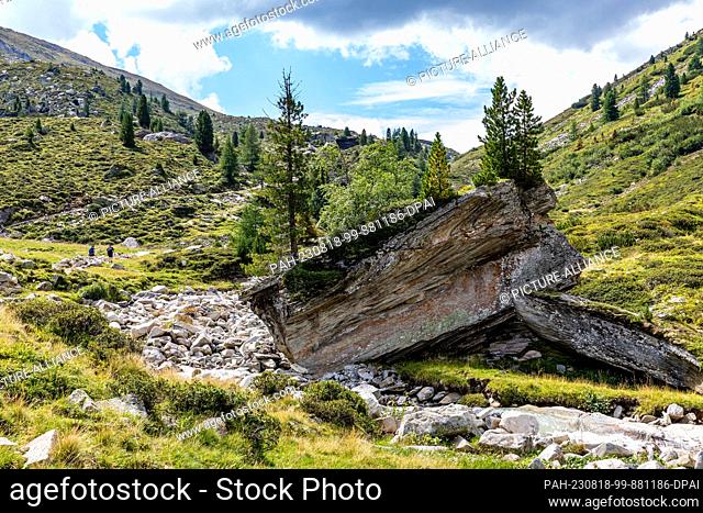 17 August 2023, Austria, -: Hikers on a hiking trail between Tyrol (Austria) and South Tyrol (Italy). The Alpine region is popular with many vacationers as a...
