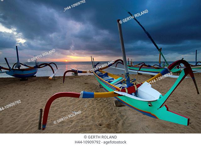 Sanur, Indonesia, Asia, Bali, sea, travel, vacation, holidays, coast, beach, seashore, boats, outrigger boats, morning mood, clouds, sunrise